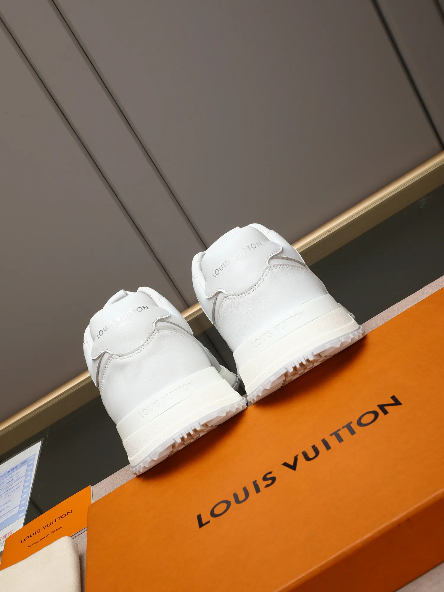 Men's Shoes 💰660 L The Run Away Maxi sneaker debuts in the 2025 collection and continues the iconic design of the Run Away sneaker. The smooth cowhide leather upper features contrasting LV lettering and Vuitton logos, and a lightweight rubber wedge outsole evokes running shoe construction. High level of comfort. Looks good, wears well and matches well. Worth buying! 7 color selection size: 39-44 (45 customized)